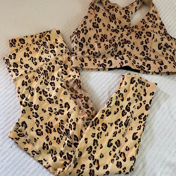 Fabletics leopard set. - Picture 2 of 6